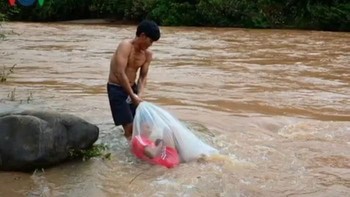 Setelah menyeberang sungai, anak-anak ini masih harus berjalan sepanjang 15 km untuk menuju ke sekolahan. (Foto: VOV)