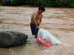 Bertaruh Nyawa! Demi ke Sekolah Seberangi Sungai Pakai Plastik