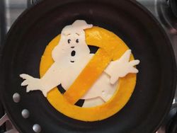 Seniman Kreatif Ciptakan Gambar dari Sebuah Telur