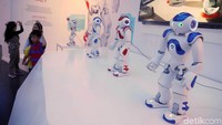 Trans Studio Cibubur Theme Park memiliki robot yang diajak bicara, namanya Pepper dan Nao. 
