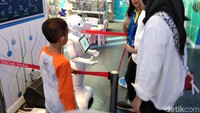 Robot Pepper merupakan robot humanoid dari Prancis yang lalu dikembangkan di Jepang. (Tasya Khairally/detikcom)