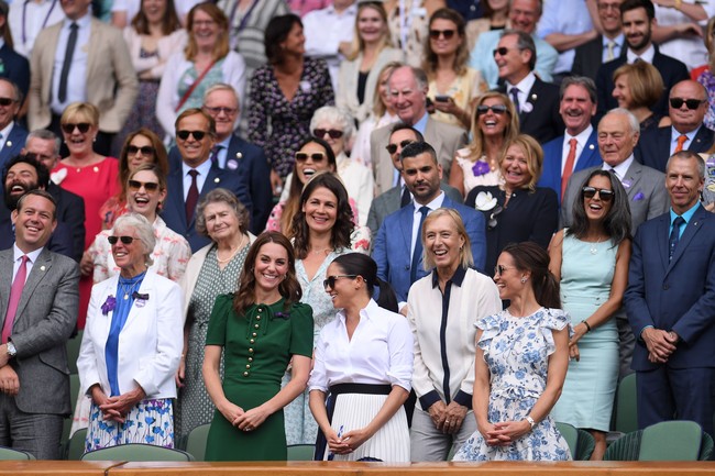 Final Tunggal Putri Wimbledon 2019 kedatangan tamu spesial. Dari keluarga Kerajaan Inggris, hadir Kate Middleton dan Meghan Markle untuk menyaksikan perebutan gelar juara antara Serena Williams dan Simona Halep di All England Lawn Tennis, Sabtu (13/7/2019). Foto: Getty Images