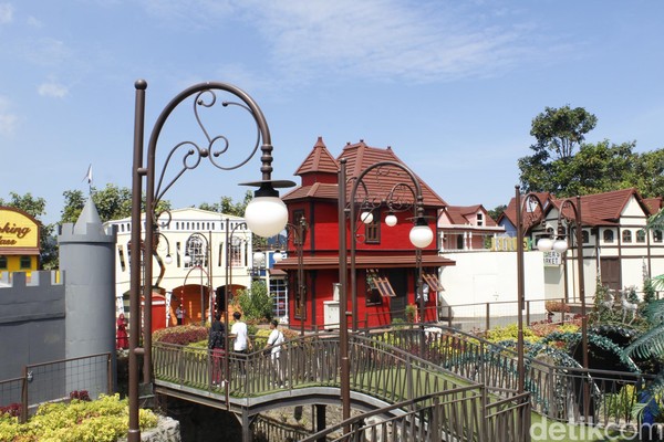 Sesuai namanya, Kota Mini berisi miniatur kota, lengkap dengan kantor polisi, salon, museum, pasar sayur, cafe, rumah sakit dan lainnya dengan ukuran serba mini. (Yudha Maulana/detikcom) Sesuai namanya, Kota Mini berisi miniatur kota, lengkap dengan kantor polisi, salon, museum, pasar sayur, cafe, rumah sakit dan lainnya dengan ukuran serba mini. (Yudha Maulana/detikcom)