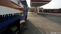 Lahan SPBG juga menjadi tempat parkir bus antar kota antar provinsi.