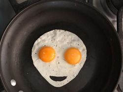 Seniman Kreatif Ciptakan Gambar dari Sebuah Telur