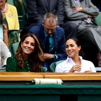 Gaya ibu tiga anak itu kian sempurna dengan Asprey London Oak Leaf Small Hoop Earrings. Anting tersebut dijual seharga 5.000 poundsterling atau Rp 87 juta. (Foto: Getty Images)