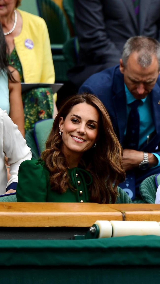 Gaya ibu tiga anak itu kian sempurna dengan Asprey London Oak Leaf Small Hoop Earrings. Anting tersebut dijual seharga 5.000 poundsterling atau Rp 87 juta. (Foto: Getty Images)