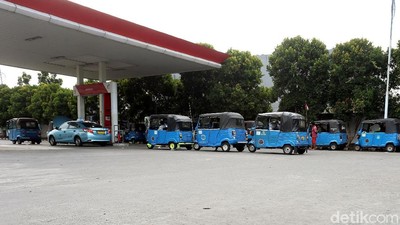 Penampakan Antrean Bajaj Serbu SPBG Grogol