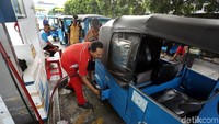 Para sopir bajaj mengantre BBG di SPBG Grogol karena SPBG di Pluit dan Pesing sudah tidak beroperasi lagi.