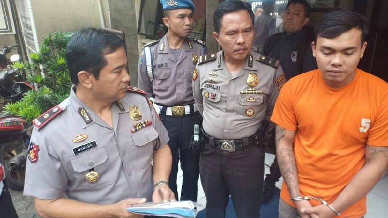 Polisi Bekuk Penusuk Warga di Andir Bandung Polisi Bekuk Penusuk Warga di Andir Bandung