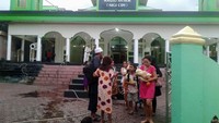 Sejumlah warga yang panik berkumpul Masjid Annur, Labuha, Maluku Utara. Antara Foto/BNPB/pd.