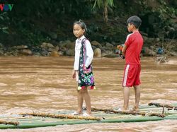 Bertaruh Nyawa! Demi ke Sekolah Seberangi Sungai Pakai Plastik