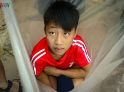 Bertaruh Nyawa! Demi ke Sekolah Seberangi Sungai Pakai Plastik