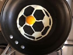 Seniman Kreatif Ciptakan Gambar dari Sebuah Telur