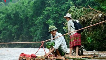 Demi megubah nasib dari kemiskinan, anak-anak ini harus rela menempuh pendidikan meski harus melalui perjalanan ekstrim. (Foto: VOV)