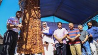 Sate yang dibagikan secara gratis itu berukuran 1,05 meter persegi.