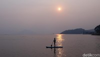 Waduk Jatiluhur masih jadi primadona wisata di Jawa Barat. Yang terbaru, di waduk ini ada wahana buat bermain paddle board. (Dian Firmansyah/detikcom) 