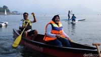 Selain paddle board, banyak wisatawan yang mencoba juga mengayuh perahu kayak di atas Waduk Jatiluhur. (Dian Firmansyah/detikcom)