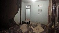 Dinding rumah dinas Polsek Labuha, Halmahera Selatan, Maluku Utara, ambruk akibat gempa, Minggu (14/7/2019). Antara Foto/BNPB/pras.