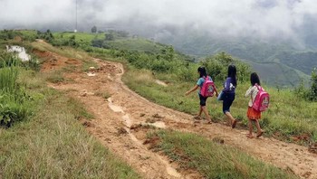 Peristiwa ni pun langsung viral di dunia maya dan menarik perhatian netizen agar pemerintahan setempat segera memberikan solusi terbaik dari infrastruktur hingga jalanan untuk memudahkan anak-anak pergi ke sekolah. (Foto: VOV)