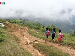 Bertaruh Nyawa! Demi ke Sekolah Seberangi Sungai Pakai Plastik