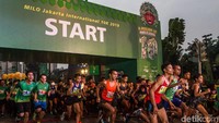 Para peserta mengikuti lomba lari yang dibagi menjadi lima kategori, yaitu 10K Open International, 10K Indonesian Only, 10K Indonesian Student, 5K Indonesian Only, dan Family Run 1,7K.