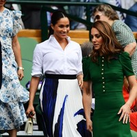 Meghan Markle yang baru melahirkan anak pertamanya Mei lalu juga tak kalah stylish. Sang Duchess of Sussex yang juga istri Pangeran Harry itu memilih blus putih dengan padanan rok pleats bermotif abstrak sebagai bawahan. Foto: Getty Images