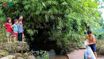 Hal ini terjadi ketika musim hujan saja, karena selama musim panas ada jembatan yang memungkinkan mereka untuk menyeberangi sungai tersebut. (Foto: VOV)