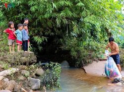 Bertaruh Nyawa! Demi ke Sekolah Seberangi Sungai Pakai Plastik