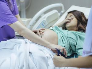Selamat! Setelah 10 Anak Laki-laki, Ibu Ini Lahirkan Putri Pertamanya
