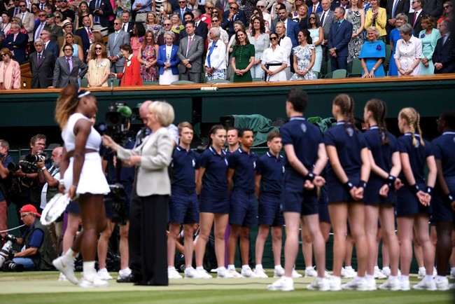 Pada final Wimbledon kali ini, Serena Williams berusaha meraih gelar juara pertamanya sejak menjadi ibu. Namun, upaya mantan petenis nomor satu dunia yang juga sahabat Meghan Markle itu gagal karena perlawanan sengit dari Simona. Serena kalah 2-6, 2-6, dalam pertandingan yang hanya berlangsung kurang dari sejam itu. Foto: Getty Images
