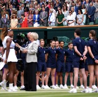 Pada final Wimbledon kali ini, Serena Williams berusaha meraih gelar juara pertamanya sejak menjadi ibu. Namun, upaya mantan petenis nomor satu dunia yang juga sahabat Meghan Markle itu gagal karena perlawanan sengit dari Simona. Serena kalah 2-6, 2-6, dalam pertandingan yang hanya berlangsung kurang dari sejam itu. Foto: Getty Images