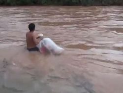Bertaruh Nyawa! Demi ke Sekolah Seberangi Sungai Pakai Plastik