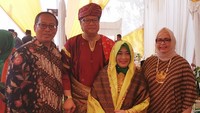Delvian hadir dengan mengenakan pakaian adat.