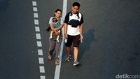 Selain bersepeda, warga juga melakukan olahraga seperti jalan kaki bersama keluarga.