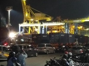 3 Truk Tertimpa Crane yang Roboh Tertabrak Kapal di Semarang