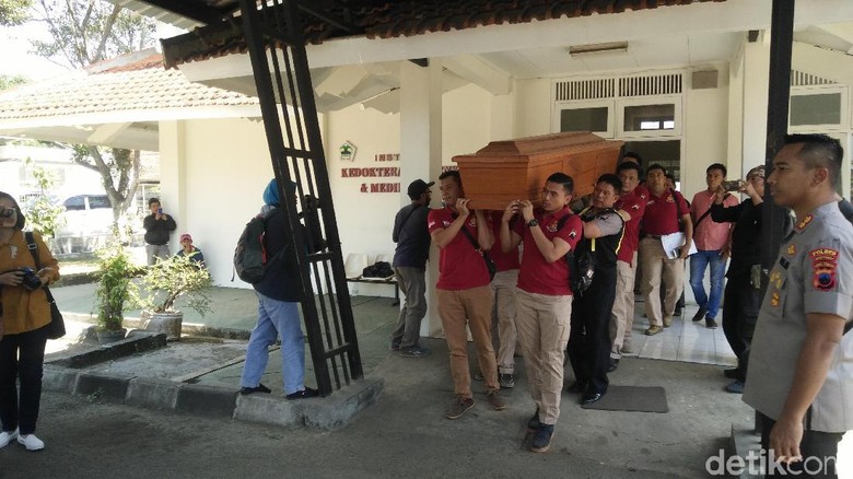 Jenazah PNS Korban Mutilasi Akan Dimakamkan di Temanggung Siang Ini Jenazah PNS Korban Mutilasi Akan Dimakamkan di Temanggung Siang Ini