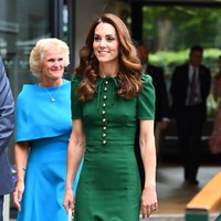 Kate kembali datang ke Wimbledon untuk menyaksikan final tunggal putri antara Serena Williams dan Simona Halep, Sabtu (13/7/2019). Kali ini, gaun hijau Dolce & Gabbana seharga 2.150 poundsterling atau sekitar Rp 38 juta jadi pilihan. (Foto: Getty Images)