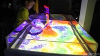 Seorang anak tampak asyik menikmati permainan di salah satu wahana.