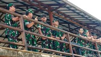 Panglima TNI Marsekal TNI Hadi Tjahjanto menyaksikan latihan perang dengan didampingi Kepala Staf Angkatan Laut (KSAL) Laksamana TNI Siwi Sukma Adji.