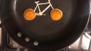 Sepeda dengan kuning telur sebagai rodanya. Foto: Instagram/the-eggshibit