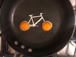 Seniman Kreatif Ciptakan Gambar dari Sebuah Telur