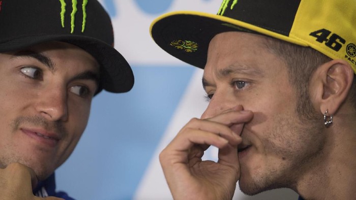 ALCANIZ, SPAIN - SEPTEMBER 23:  Valentino Rossi of Italy and Movistar Yamaha MotoGP speaks with Maverick Vinales of Spain and  Movistar Yamaha MotoGP (L) during the press conference at the end of the qualifying practice during the MotoGP of Aragon - Qualifying at Motorland Aragon Circuit on September 23, 2017 in Alcaniz, Spain.  (Photo by Mirco Lazzari gp/Getty Images)