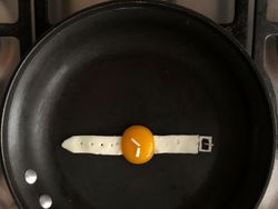 Seniman Kreatif Ciptakan Gambar dari Sebuah Telur