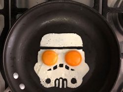 Seniman Kreatif Ciptakan Gambar dari Sebuah Telur