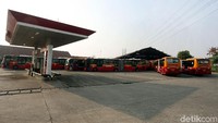 Tak ada aktivitas di SPBG itu, hanya bus-bus TransJakarta yang terlihat parkir.