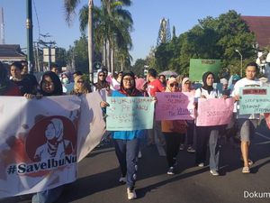 Warga Mataram NTB Gelar Aksi Dukung Pemberian Amnesti Baiq Nuril
