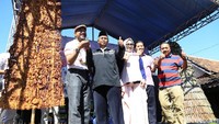 Bupati Ponorogo Ipong Muchlissoni mengapresiasi acara sate lontong terbesar yang semakin mendorong Ponorogo dalam tahun wisata.