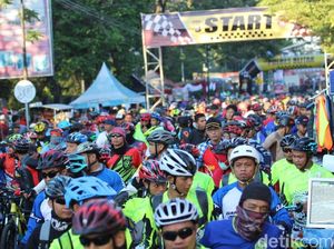 Fun Bike Colour Festival di Blitar Bertabur Hadiah Mewah