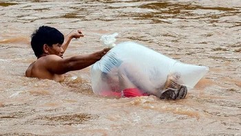 Sehingga tak ada pilihan lain bagi orangtua mencari akal agar anak-anaknya tetap berangkat ke sekolah. (Foto: VOV)